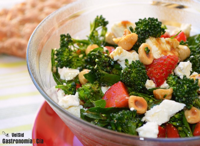 Ensalada de bimi con fresas y vinagreta de soja dulce