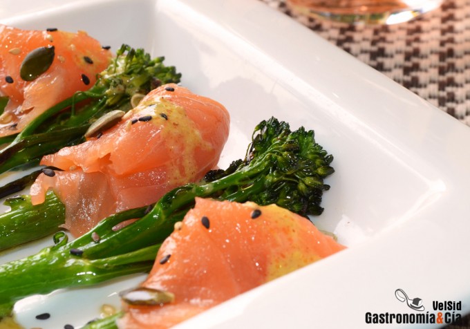 Bimi a la parrilla con salmón ahumado y salsa de mostaz