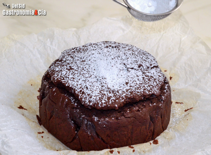 Bizcocho de almendra tostada y chocolate intenso