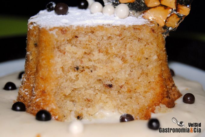 Bizcocho de castañas con salsa de ron