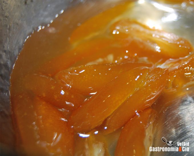 Pirámide de chocolate con sopa de naranja y jengibre