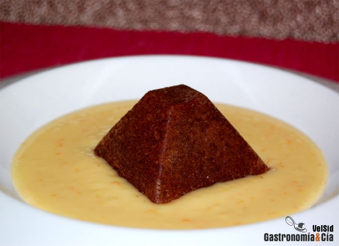 Pirámide de chocolate con sopa de naranja y jengibre