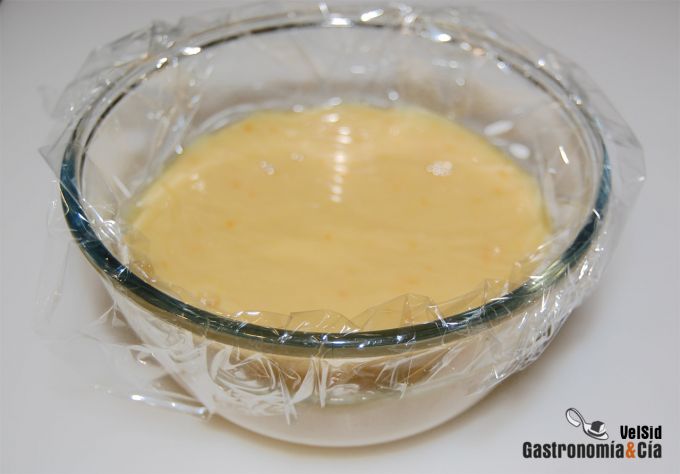 Pirámide de chocolate con sopa de naranja y jengibre