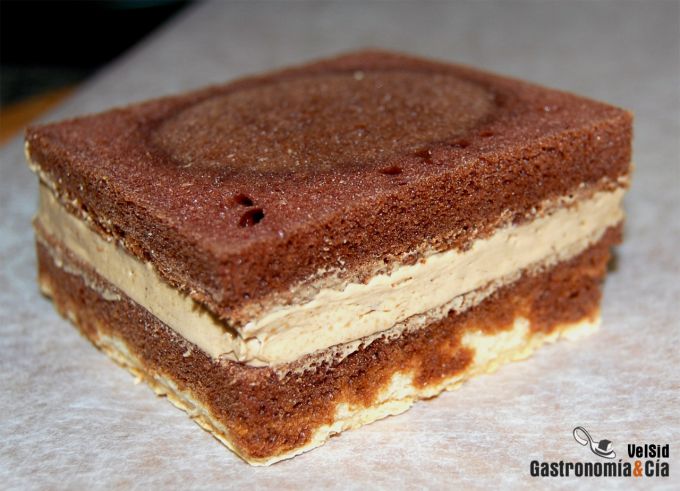Bizcocho de chocolate con crema de moka 