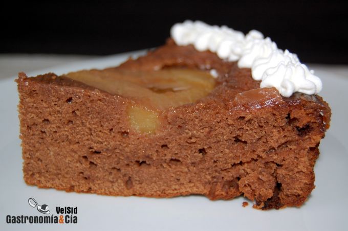 Bizcocho de chocolate con peras