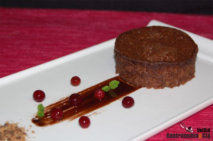 Bizcocho de chocolate al ron con espuma de té matcha