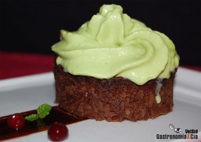 Bizcocho de chocolate al ron con espuma de té matcha