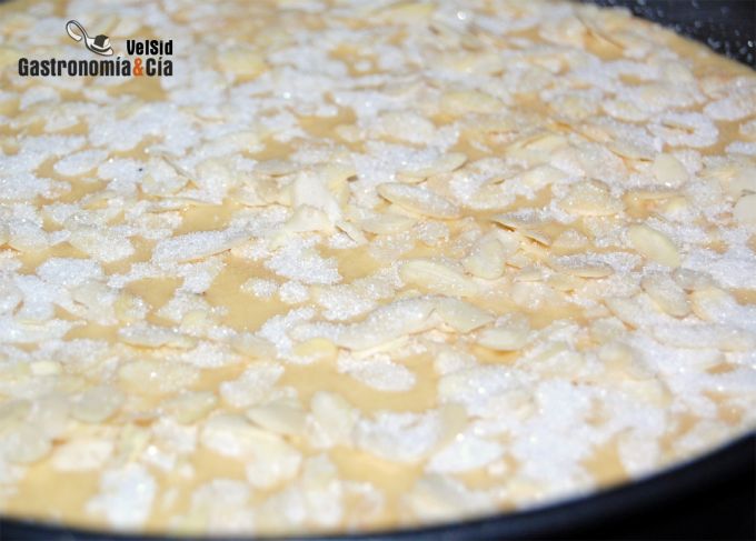 Bizcocho con lemon curd y chocolate caliente