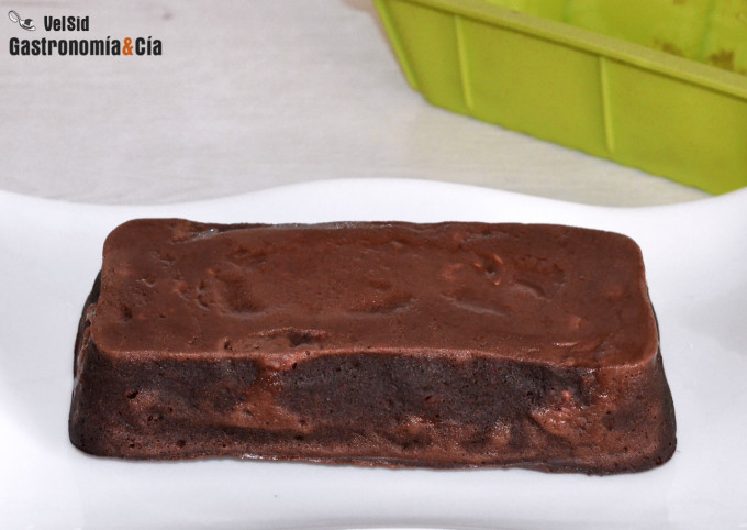 Bizcocho húmedo de chocolate (tipo brownie)