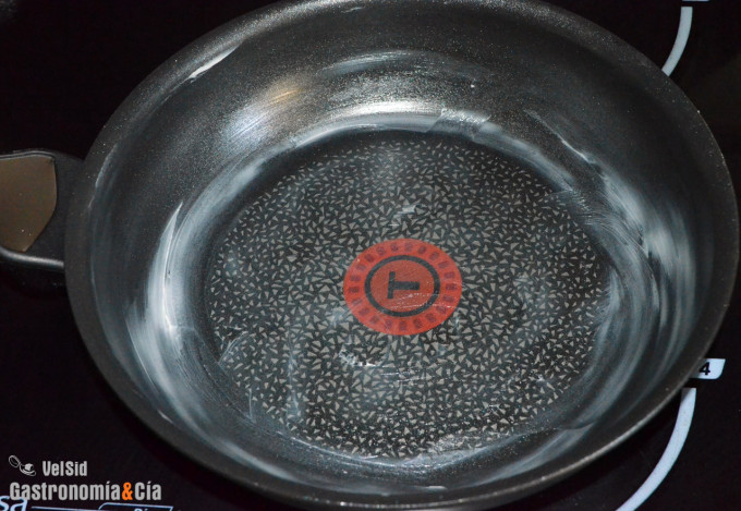 Brownie de chocolate blanco en sartén