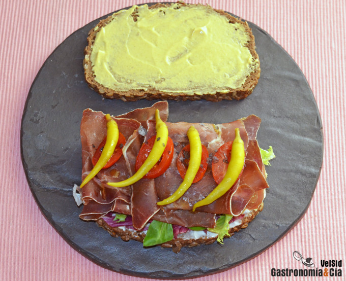 Bocadillo de cecina y piparras