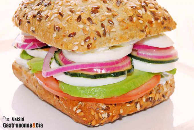Bocadillo de tomate, aguacate, huevo y pepino agridulce