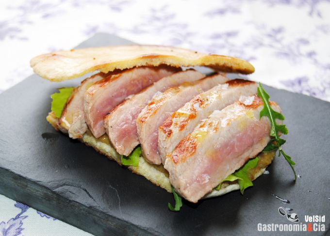 Secreto de cerdo con salsa de pera y rábano picante en 