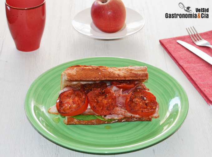 Bocadillo de bacon ahumado y tomate a la plancha