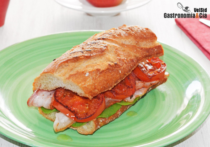 Bocadillo de bacon ahumado y tomate a la plancha