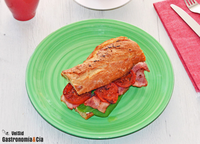 Bocadillo de bacon ahumado y tomate a la plancha