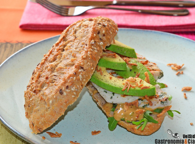 Bocadillo de pollo a la parrilla aguacate y salsa de mo