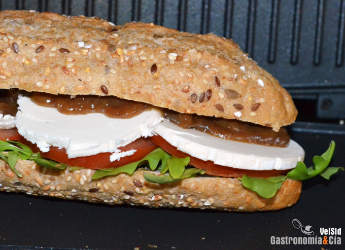 Bocadillo de queso de cabra con cebolla caramelizada