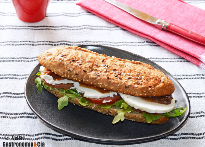 Bocadillo de queso de cabra con cebolla caramelizada