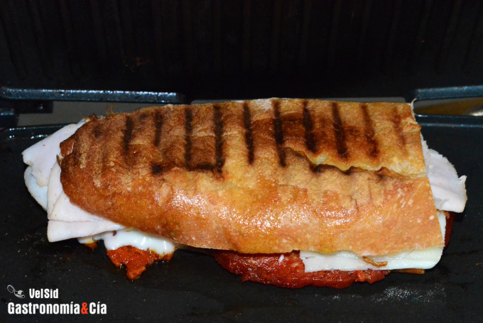 Bocadillo caliente de sobrasada, queso y jamón ahumado