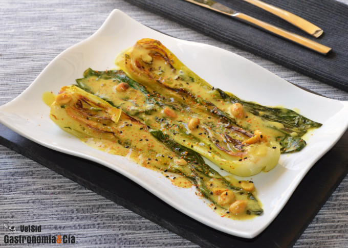 Bok choi con leche de coco y cacahuetes