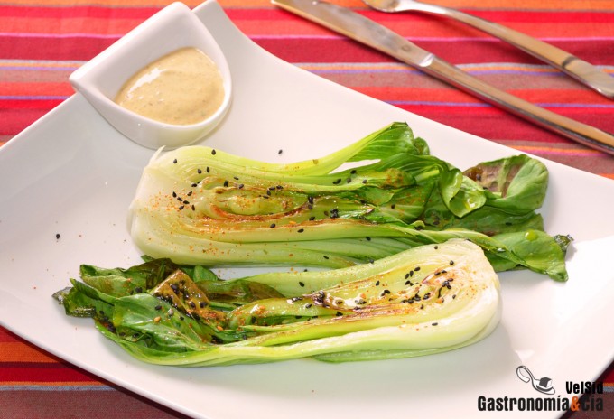 Bok choi a la plancha con salsa ligera de mostaza