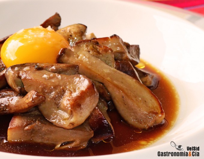 Hongos con jugo de carne y huevo