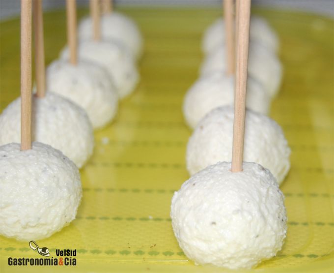 Bolitas de queso, jamón y nueces