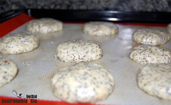Bollos de almendra y semillas de amapola