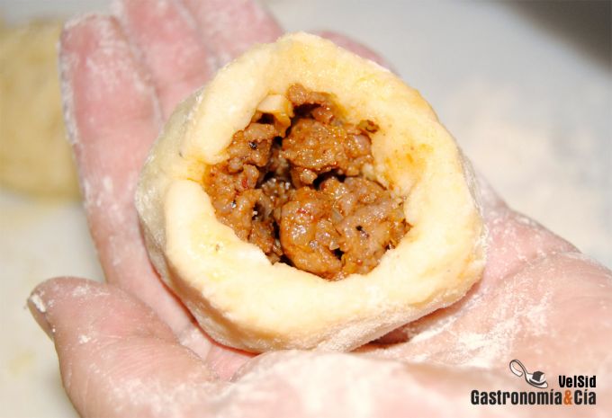 Bombas de patata con salsa de huevo frito