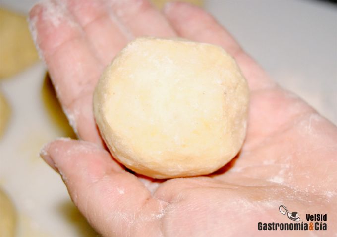 Bombas de patata con salsa de huevo frito