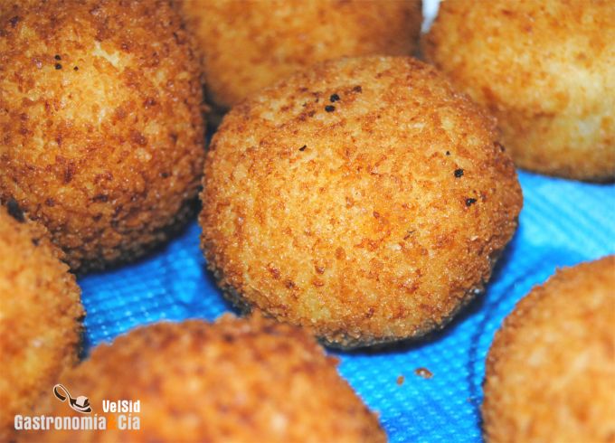 Bombas de patata con salsa de huevo frito