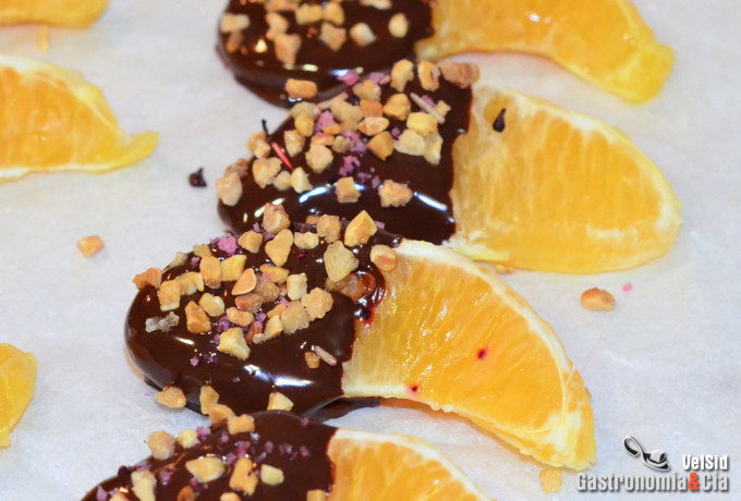 Bombones de chocolate, naranja natural y sal de hibisco