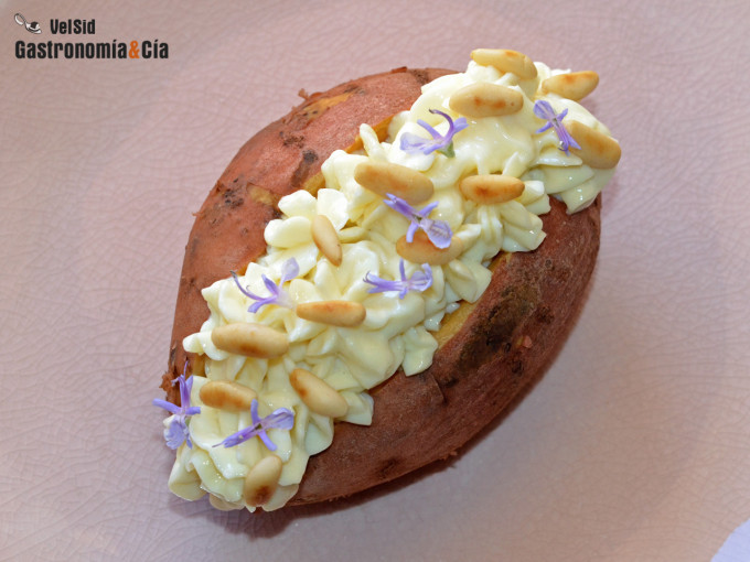 Boniato asado con crema al romero y piñones tostados