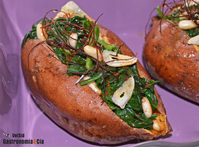 Boniatos rellenos de espinacas y piñones, una guarnició