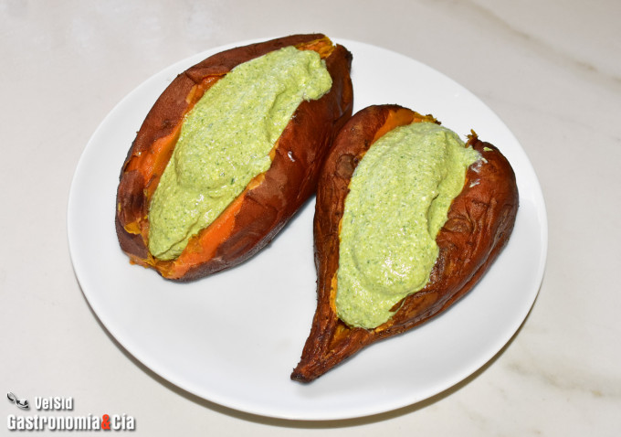 Boniatos asados con ricota, salsa de rúcula y semillas