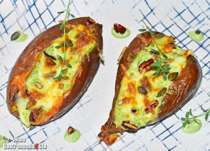 Boniatos asados con ricota, salsa de rúcula y semillas