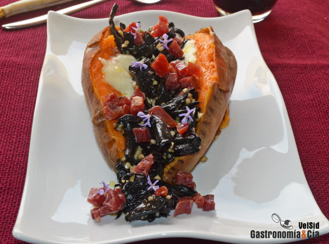 Boniato relleno de trompetas de la muerte y jamón ibéri