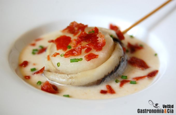 Boquerones marinados con melón y sopa de pan fría