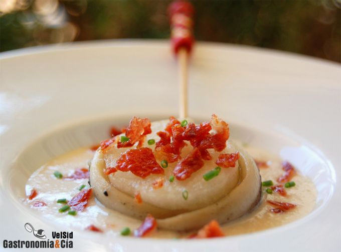 Boquerones marinados con melón y sopa de pan fría