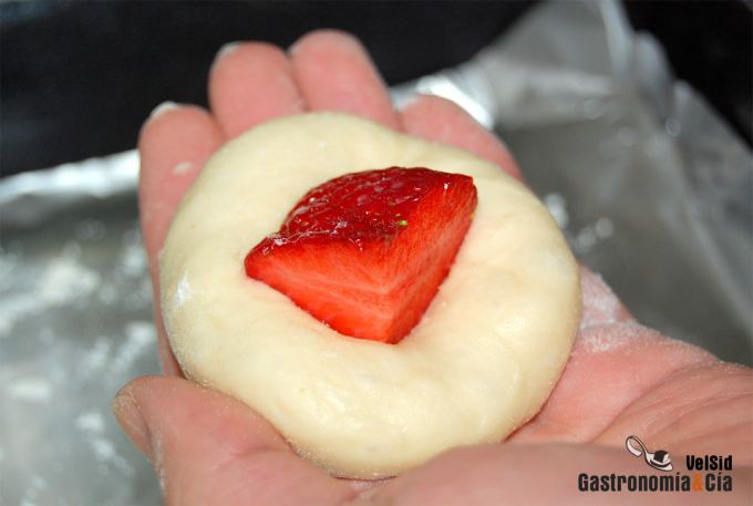 Brioche relleno de fresones