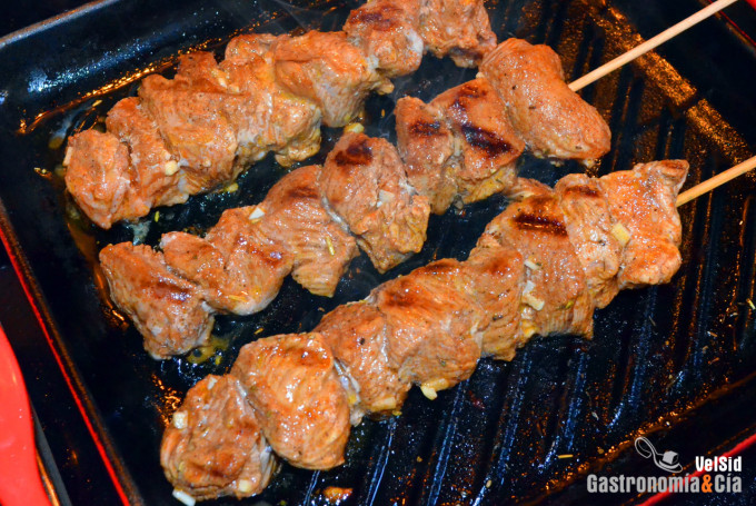 Brochetas de pavo picantes a la parrilla
