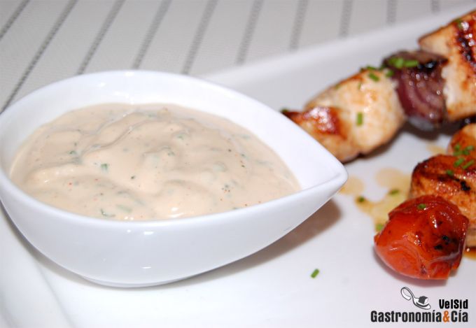 Brochetas de pollo con salsa de tahini y limón