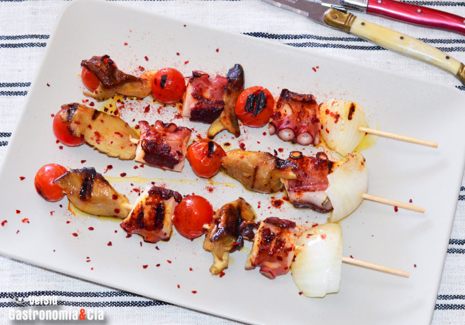 Brochetas de pulpo a la parrilla con setas