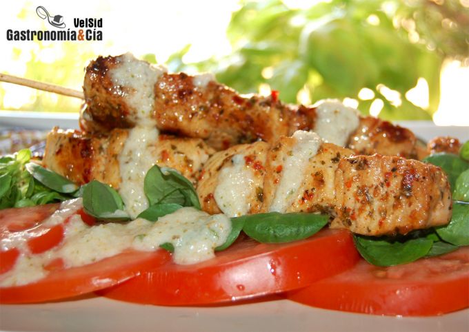 Brochetas de cerdo mediterráneas