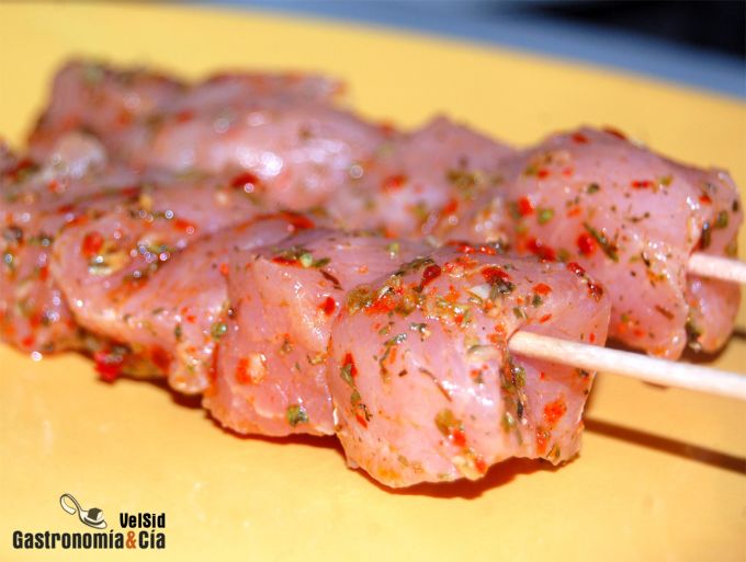 Brochetas de cerdo mediterráneas