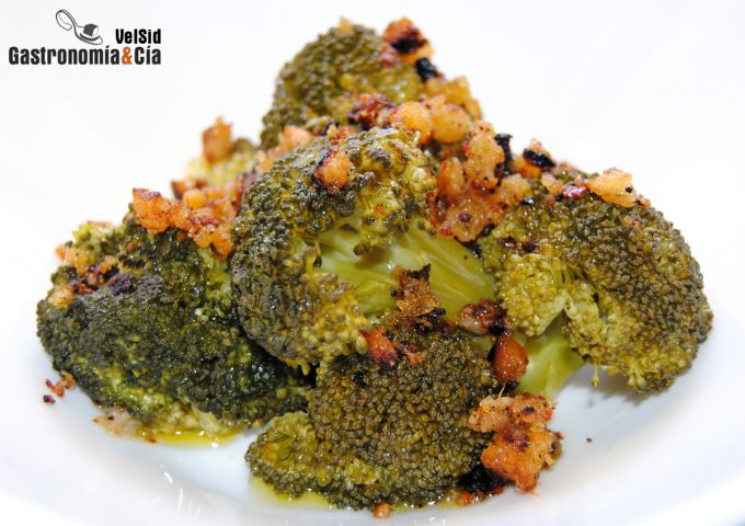 Brócoli con panagrattato de sésamo, jengibre y chi