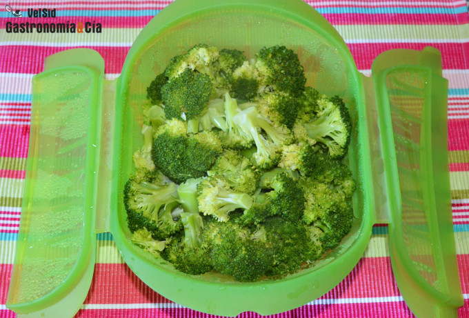Cómo hacer brócoli al vapor en el microondas