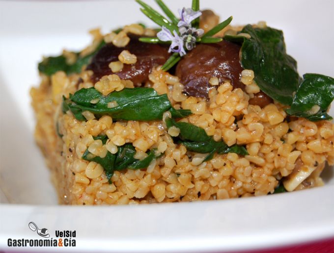 Bulgur con setas y espinacas