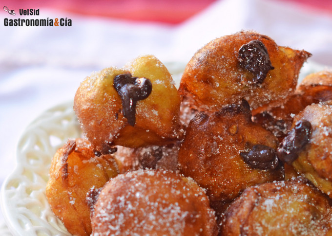 Buñuelos de viento rellenos de chocolate